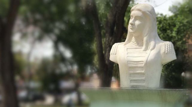 La Delfina forma parte de la historia y tiene su homenaje en el corazón de la Plaza Francisco Ramírez de Concepción del Uruguay.