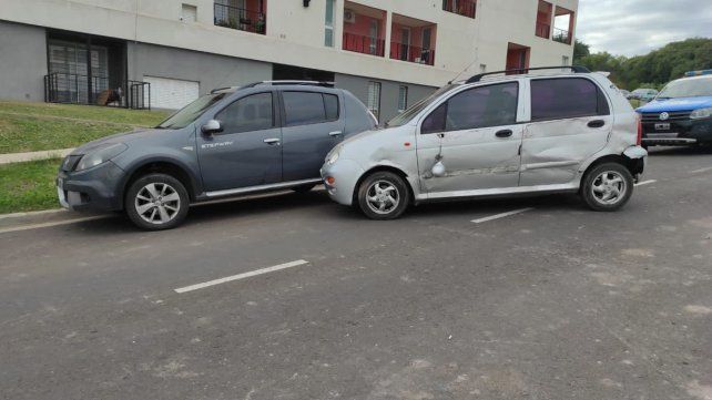 Un camión chocó dos autos en Paraná.