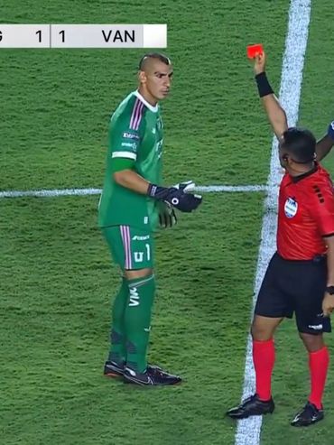La insólita expulsión del Patón Guzmán: corrió hasta la mitad de la cancha y empujó al árbitro