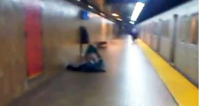 Echan a una pareja por tener sexo en el subte y la siguen en el and&eacute;n