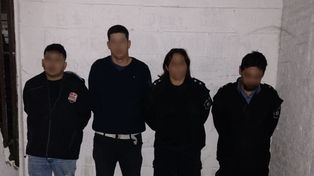 Los cuatro detenidos, este miércoles en Pellegrini y Provincias Unidas. La única mujer es policía, con carpeta médica.&nbsp;
