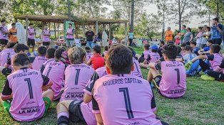Los arqueros presentes atentos a las palabras de Sebastián Bértoli, padrino de la instutición.