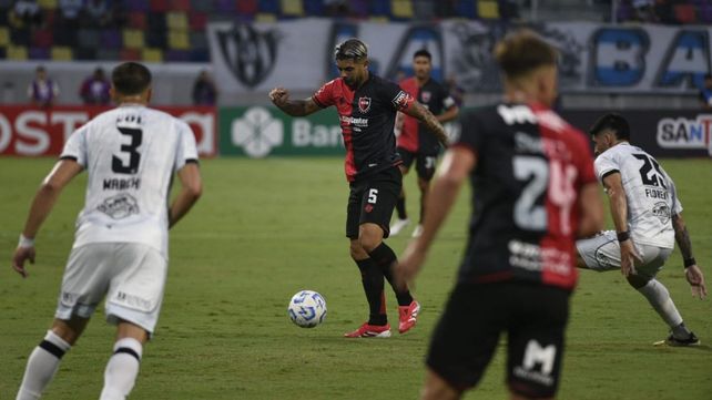 Ever Banega maniobra en un buen inicio en Santiago del Estero.