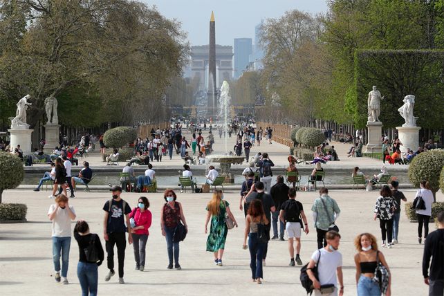 Macron dijo el miércoles que es necesario adoptar las nuevas restricciones porque el avance del coronavirus amenaza con saturar los hospitales