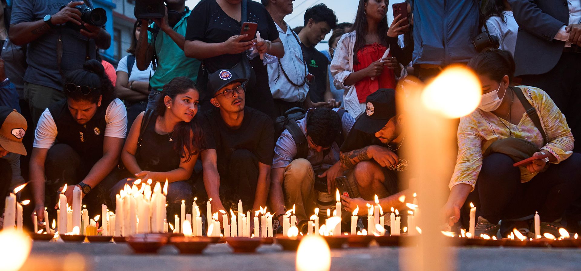 Familiares, amigos y simpatizantes encienden velas en memoria de los escaladores que fallecieron el jueves en una avalancha en el Broad Peak de Pakistán, Katmandú, Nepal, martes 4 de agosto de 2026. (Foto AP/Niranjan Shrestha) Familiares, amigos y simpatizantes encienden velas en memoria de los escaladores que fallecieron el jueves en una avalancha en el Broad Peak de Pakistán, Katmandú, Nepal, martes 4 de agosto de 2026. (Foto AP/Niranjan Shrestha)