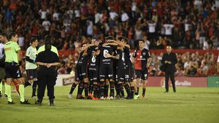 Merecido festejo. Todo Newells celebra la buena victoria ante San Lorenzo con un golazo del juvenil An&iacute;bal Moreno.&nbsp;