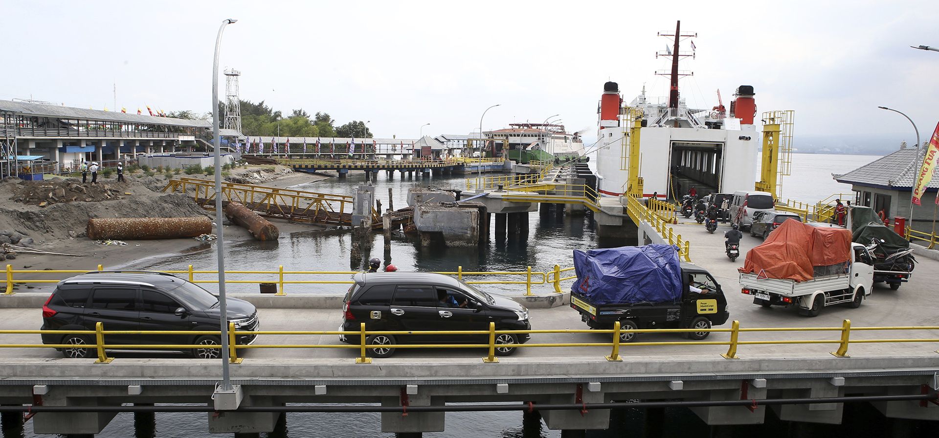 Vehículos abordan un ferry para partir hacia sus lugares de origen en el puerto de Gilimanuk en la isla de Bali, Indonesia, el viernes 5 de abril de 2024. El éxodo anual de las principales ciudades del país musulmán más poblado del mundo está en marcha. (Foto AP/Firdia Lisnawati) Vehículos abordan un ferry para partir hacia sus lugares de origen en el puerto de Gilimanuk en la isla de Bali, Indonesia, el viernes 5 de abril de 2024. El éxodo anual de las principales ciudades del país musulmán más poblado del mundo está en marcha. (Foto AP/Firdia Lisnawati)