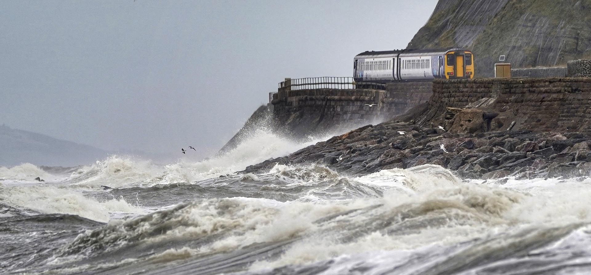 Un tren se dirige a lo largo de la costa oeste entre Whitehaven y Carlisle, Inglaterra, después de que la tormenta Dudley azotara el norte del país anoche, jueves 17 de febrero de 2022. Los meteorólogos advirtieron el jueves que el norte de Europa podría verse azotado por una serie de tormentas en los próximos días después de fuertes vientos azotaron la región durante la noche.