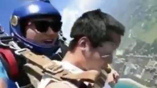 Saltó en paracaídas y se desmayó: su reacción al despertar se volvió viral