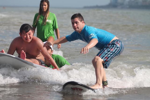 Los surfers son reconocios en las playas y pasan a ser héroes.&nbsp;