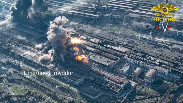 Captura de video del miércoles 4 de mayo de 2022 por el Servicio de Prensa del Ministerio del Interior de la República Popular de Donetsk, sale humo del Combinado Metalúrgico Azovstal en Mariupol, en territorio bajo el gobierno de la República Popular de Donetsk, en el este de Ucrania. 