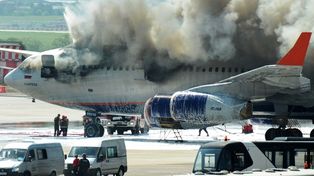 Lo acusan de obstruir el pasillo del avión y provocar muertes
