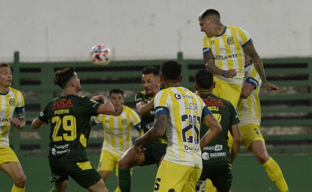 Avila gana el cabezazo en el área de enfrente. En la propia el zaguero sufrió mucho cada avance de Defensa y Justicia.