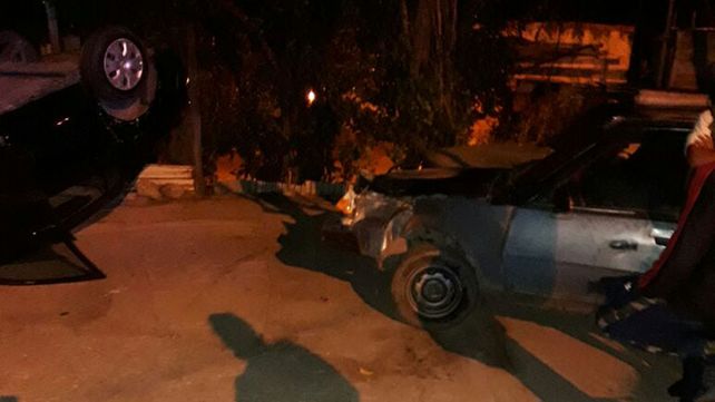Por la calzada resbaladiza, un auto volcó en el barrio Anacleto Medina