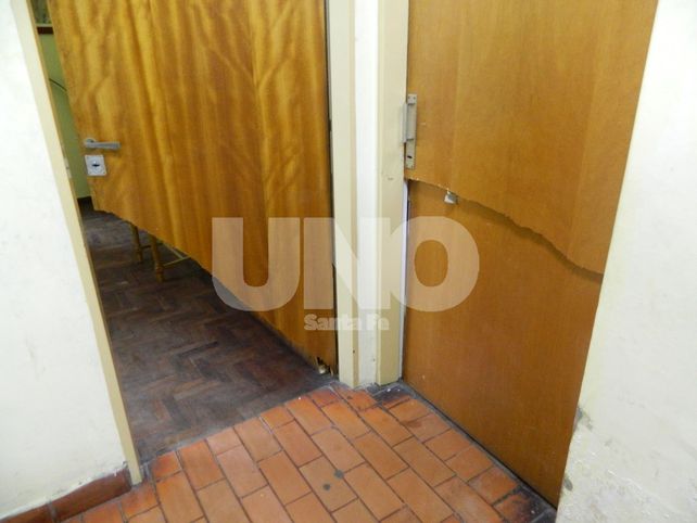 En el segundo piso. Allí se llevaron un televisor y dinero de un otro estudio.