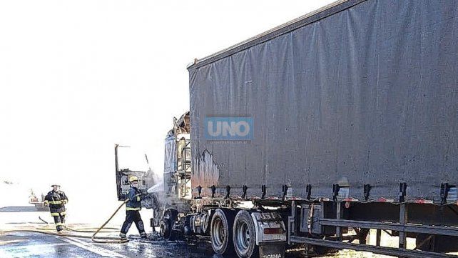 Tensión en la ruta 12: un camión brasilero se incendió