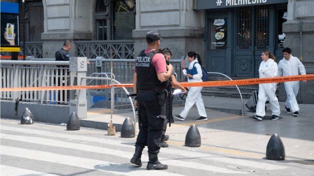 Asesinaron a una mujer policía con su propia arma