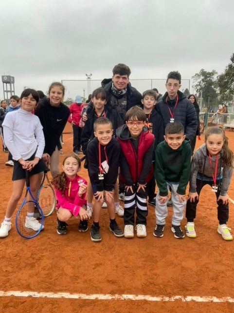 El futuro estuvo en el club Provincial. Los chicos disfrutaron de una jornada lúdica en la que dieron sus primeros pasos en el tenis.
