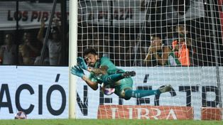 Hoyos vuela a la derecha y tapa el penal de Benítez.
