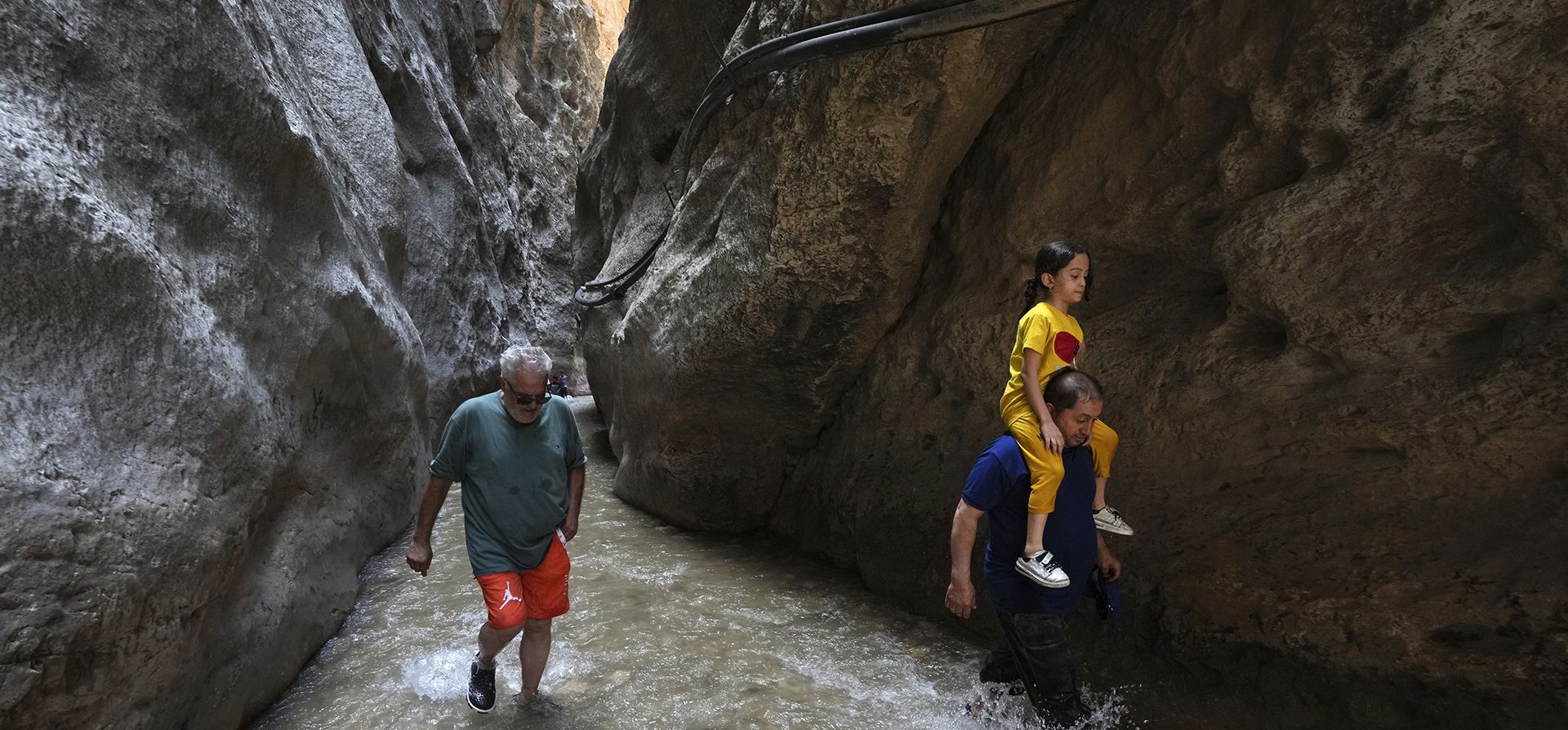 La gente camina en un río frío de montaña que atraviesa el cañón Tangeh Vashi al norte de la capital Teherán, Irán, el viernes 21 de julio de 2023. (Foto AP/Vahid Salemi) La gente camina en un río frío de montaña que atraviesa el cañón Tangeh Vashi al norte de la capital Teherán, Irán, el viernes 21 de julio de 2023. (Foto AP/Vahid Salemi)