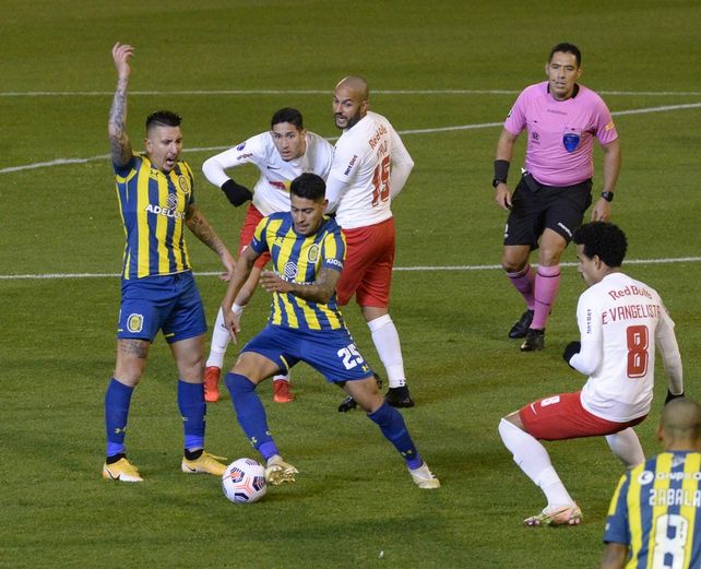 Ojeda maniobra ante Evangelista mientras Martinez le grita que despeje.