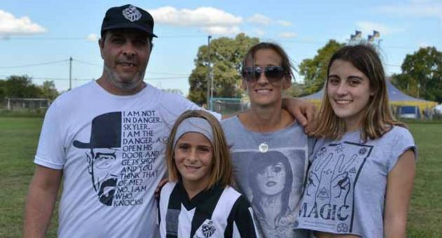 ¿Nace una estrella? Juana Cángaro con su familia en la cancha.