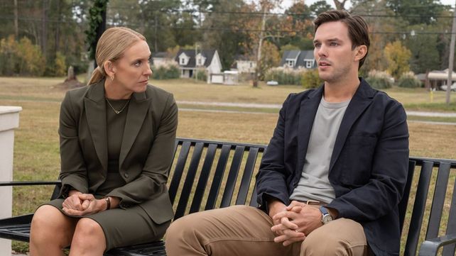Toni Collette y Nicholas Hoult en Jurado Nº2