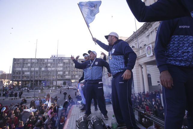 Histórico recibimiento a los jugadores de sóftbol campeones del mundo