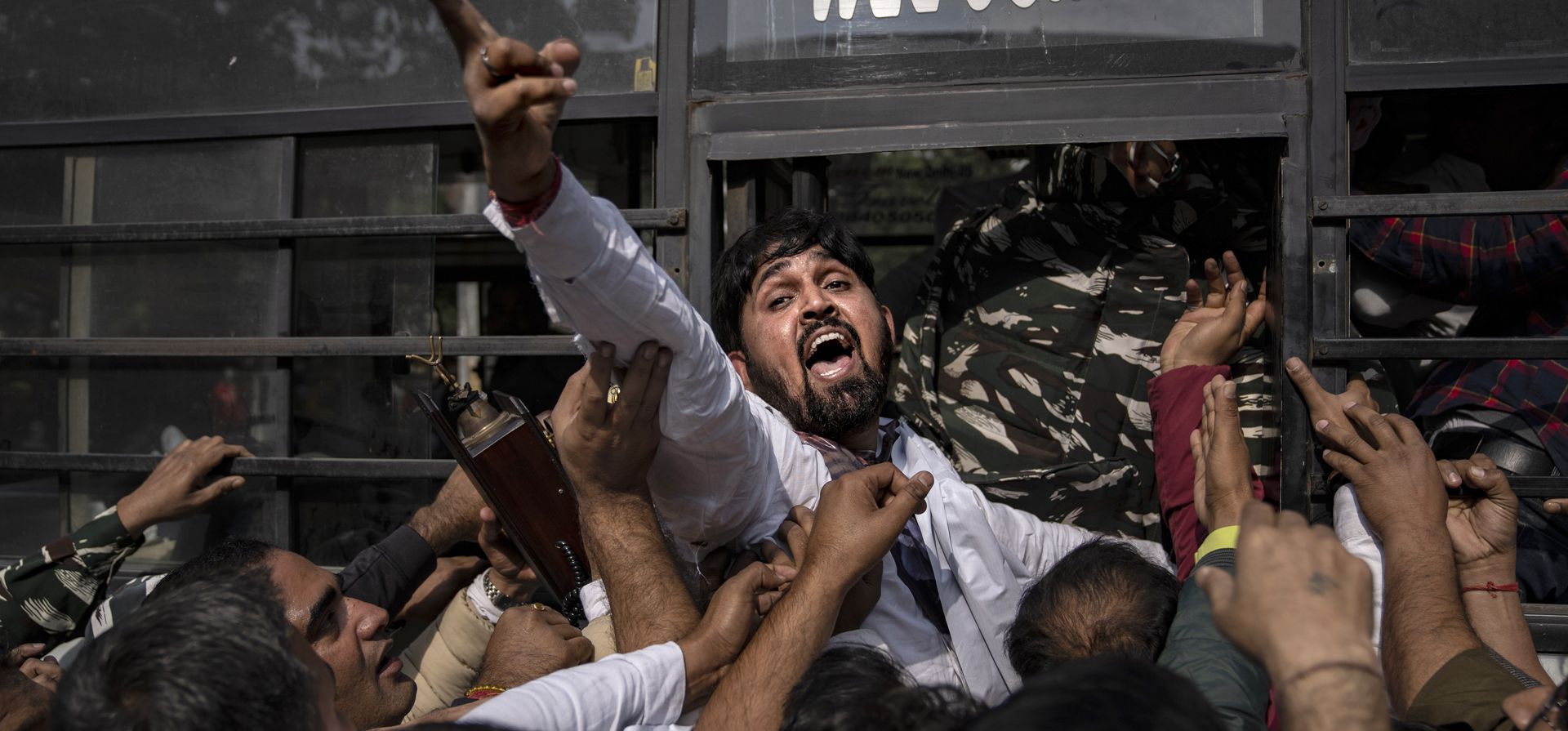 Un trabajador del opositor Partido del Congreso grita consignas mientras es detenido por la policía india durante una protesta que acusa al gobierno del primer ministro Narendra Modi de usar software espía de grado militar para monitorear a opositores políticos, periodistas y activistas, en Nueva Delhi, India, el miércoles 2 de febrero.