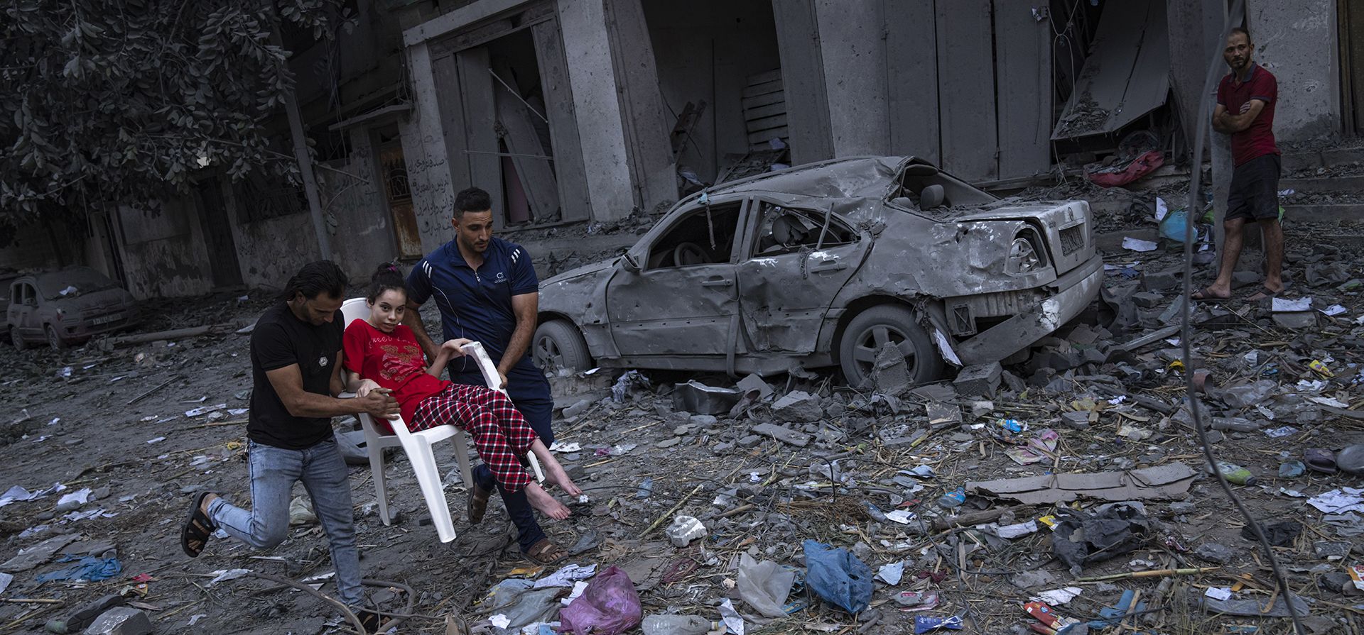 Palestinos llevan a una mujer herida entre los escombros de los edificios afectados por los bombardeos israelíes en la ciudad de Gaza. (Foto: AP) Palestinos llevan a una mujer herida entre los escombros de los edificios afectados por los bombardeos israelíes en la ciudad de Gaza. (Foto: AP)