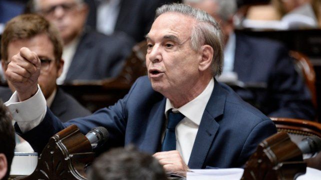 Miguel Ángel Pichetto a Mart{in Menem durante el debate dela Ley Ómnibus: Dígale a la barra que no aplauda que no hay nada para aplaudir”.&nbsp;