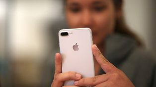 Convenció a sus 20 novios que le regalen 20 iPhone 7, los vendió y se compró una casa