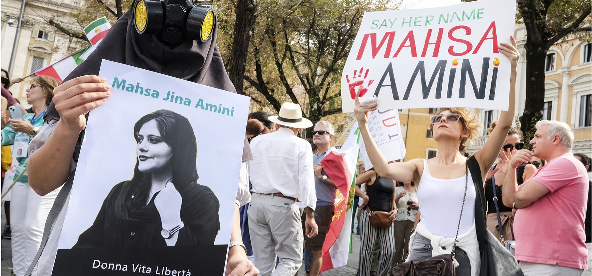 Manifestantes marchan en el primer aniversario de la muerte de Mahsa Amini, en Roma, 16 de setiembre de 2023. Amini murió tras su arresto por la policía de la moral iraní, supuestamente por violar la norma del velo islámico. (Mauro Scrobogna/LaPresse via AP) Manifestantes marchan en el primer aniversario de la muerte de Mahsa Amini, en Roma, 16 de setiembre de 2023. Amini murió tras su arresto por la policía de la moral iraní, supuestamente por violar la norma del velo islámico. (Mauro Scrobogna/LaPresse via AP)