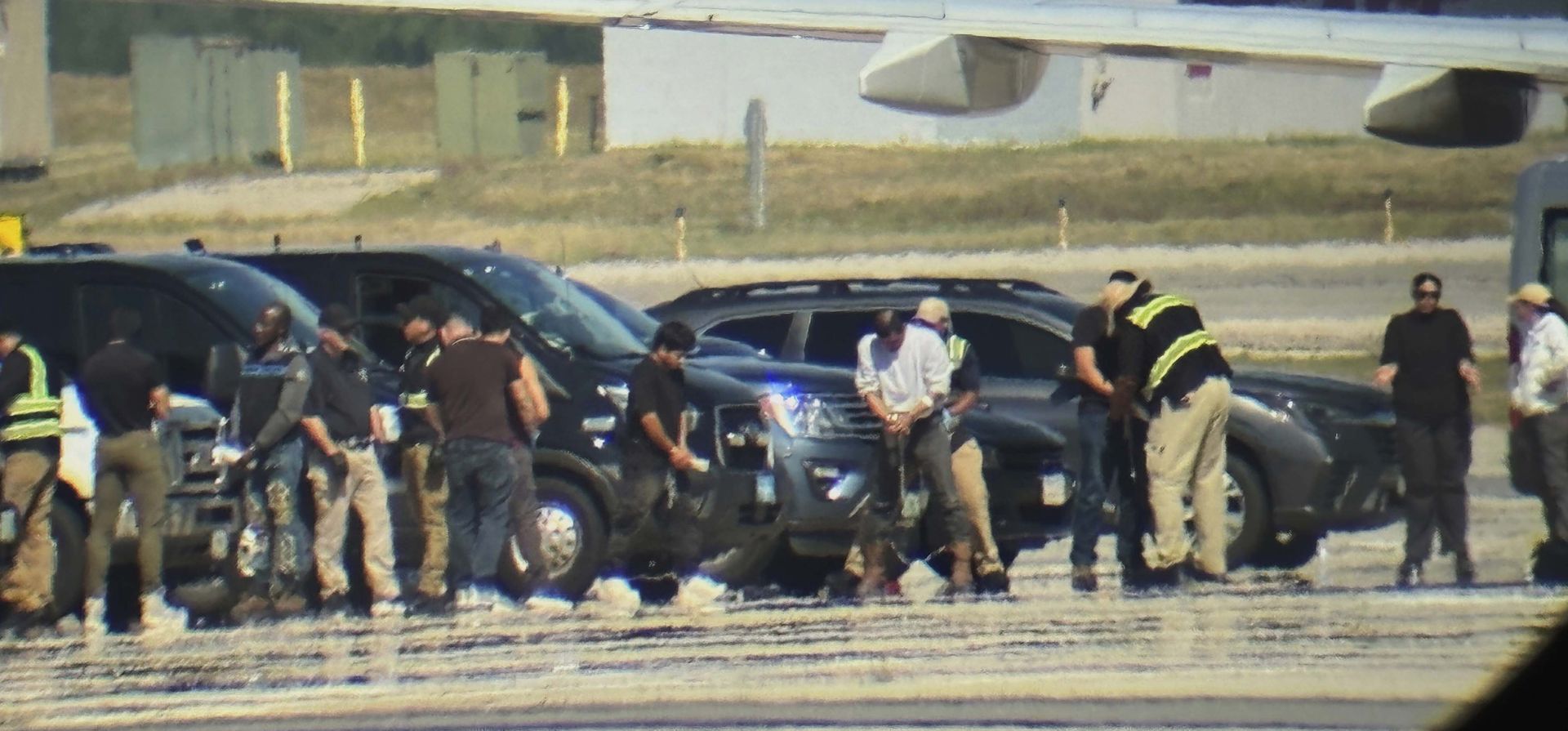 Personas detenidas por la agencia de inmigración ICE en el Aeropuerto Internacional Portsmouth en Pease, Nueva Hampshire, el 16 de agosto del 2025. (AP foto) Personas detenidas por la agencia de inmigración ICE en el Aeropuerto Internacional Portsmouth en Pease, Nueva Hampshire, el 16 de agosto del 2025. (AP foto)