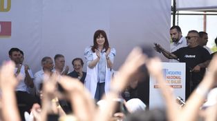 Cristina Kirchner saluda a la multitud antes de su discurso