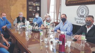 Cara a cara. Los funcionarios se reunieron con los tamberos.