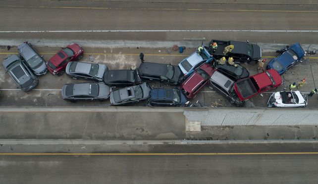 Al menos 5 muertos y decenas de heridos en un accidente con casi 100 autos