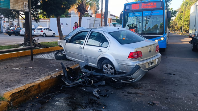 El Volkswagen Bora impactó contra una columna en Eva Perón y Wilde.