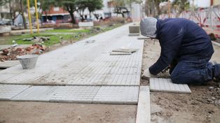Avanzan los trabajos de puesta en valor de la plaza Pueyrredón