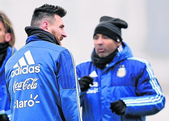 Charla previa. Messi y Sampaoli dialogan