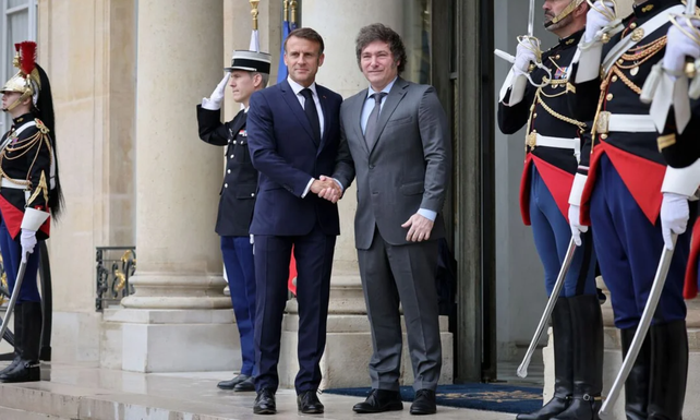 Foto de archivo. Javier Milei y su colega Emmanuel Macron