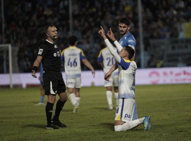 Julián Fernández festeja su gol