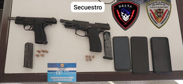 Las armas que estaban escondidas en el automóvil Chevolet Aveo. Los cuatro ocupantes del vehículo fueron detenidos en Villa Gobernador Gálvez. 
