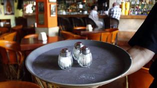 En la ciudad de Córdoba prohibieron los saleros en los restaurantes