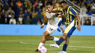 Zurdazo goleador. El colombiano Campaz aprovechó una mala salida del fondo rojo y marcó con un remate rasante.