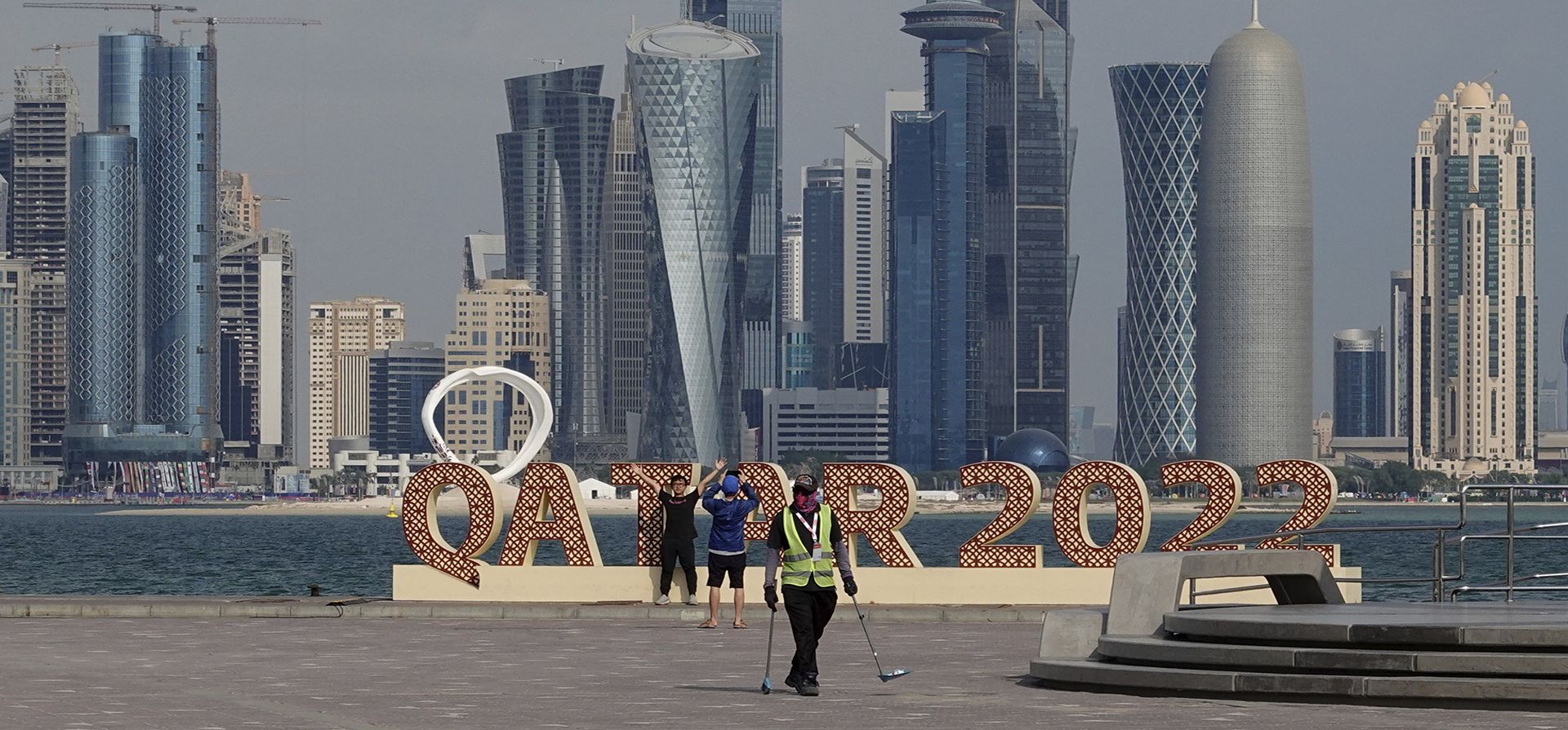 Un trabajador limpia en la cornisa de Doha frente a la playa de Katara, en Doha, Qatar, el jueves 8 de diciembre de 2022. (Foto AP/Luca Bruno)