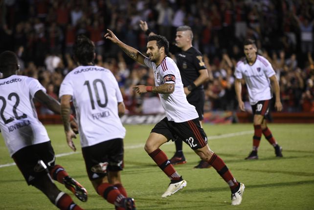 Un grito de gol de Nacho Scocco con la camiseta de Newells. Los hinchas quieren verlo pronto con la 32 rojinegra.