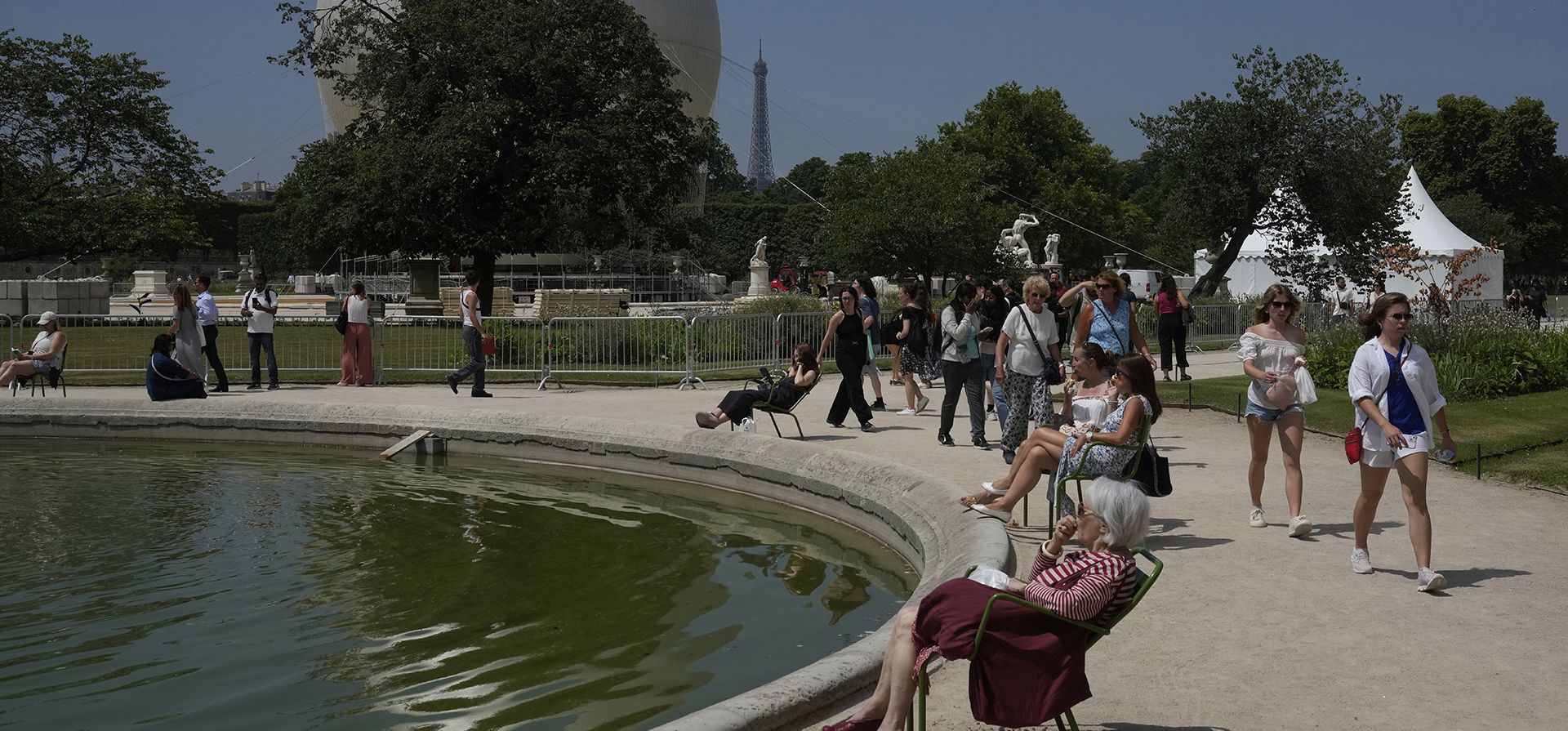 La gente camina junto al pebetero olímpico en el Jardín de las Tullerías, antes de su relanzamiento nocturno de verano a partir del 21 de junio, en París, el jueves 12 de junio de 2025. (Foto AP/Michel Euler) La gente camina junto al pebetero olímpico en el Jardín de las Tullerías, antes de su relanzamiento nocturno de verano a partir del 21 de junio, en París, el jueves 12 de junio de 2025. (Foto AP/Michel Euler)