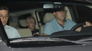 Alberto Fernández cuando ingresaba al sanatorio Otamendi para realizarse la intervención.