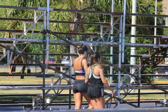 Las paranaenses aprovecharon para entrenar en la costanera en donde armaron las tribunas para el carnaval local. Foto UNO Diego Arias.&nbsp;